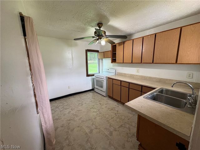 325 E High Street, Leetonia, OH 44431
