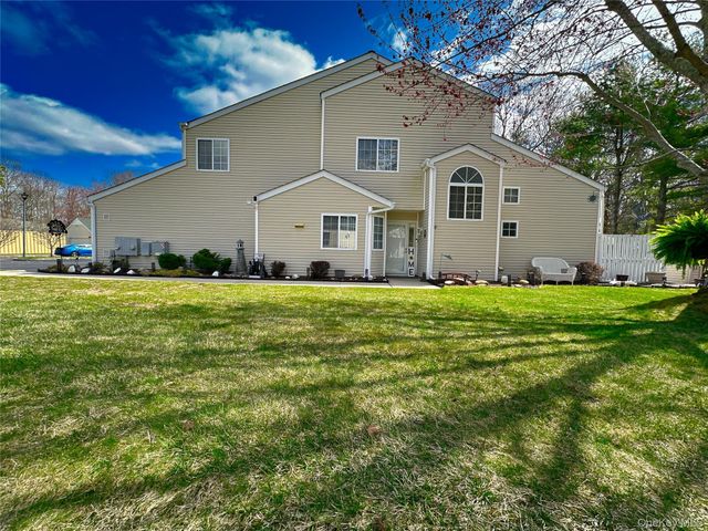 142 Farm House Court, Manorville, NY 11949