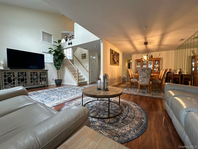 142 Farm House Court, Manorville, NY 11949