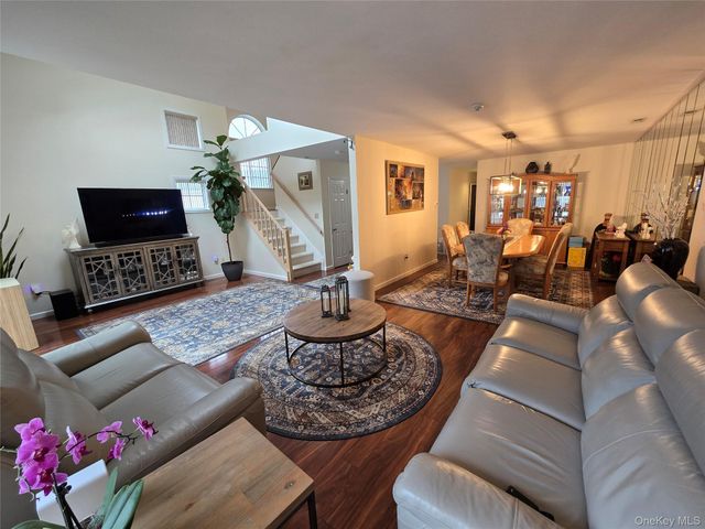 142 Farm House Court, Manorville, NY 11949