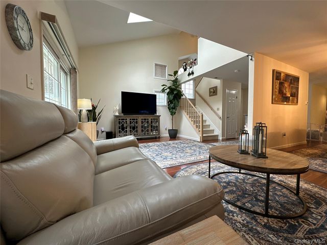 142 Farm House Court, Manorville, NY 11949