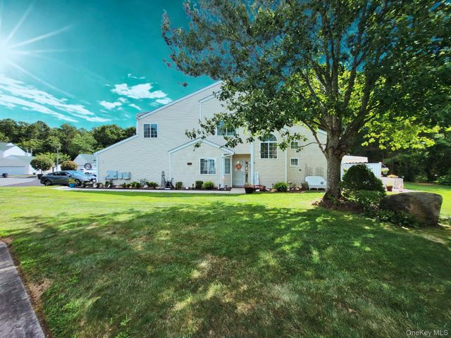 142 Farm House Court, Manorville, NY 11949
