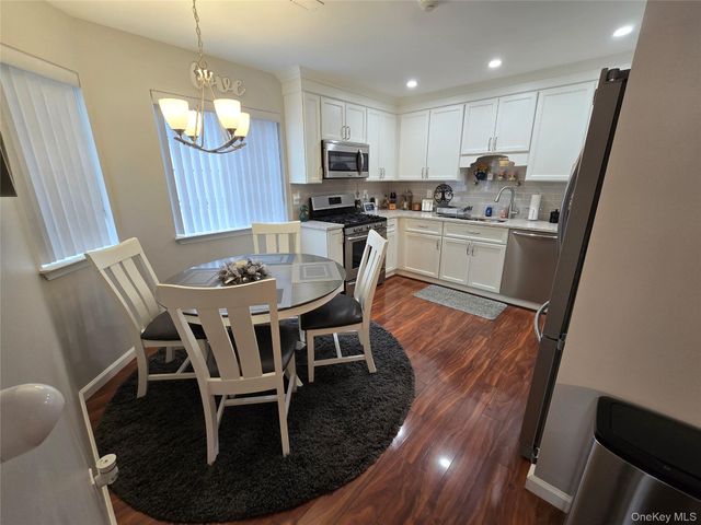 142 Farm House Court, Manorville, NY 11949
