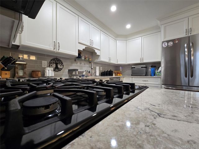 142 Farm House Court, Manorville, NY 11949