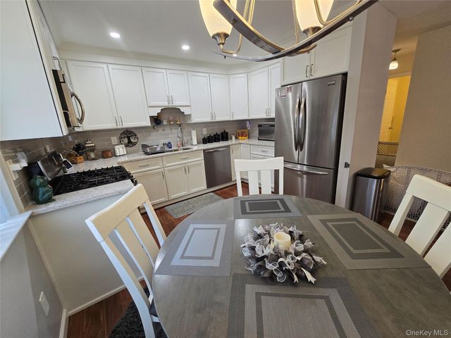 142 Farm House Court, Manorville, NY 11949