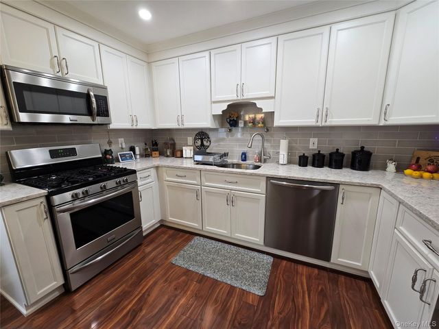 142 Farm House Court, Manorville, NY 11949