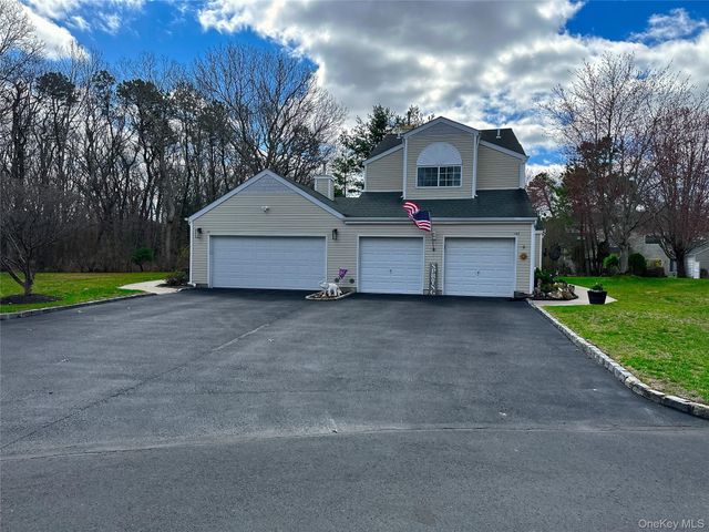 142 Farm House Court, Manorville, NY 11949