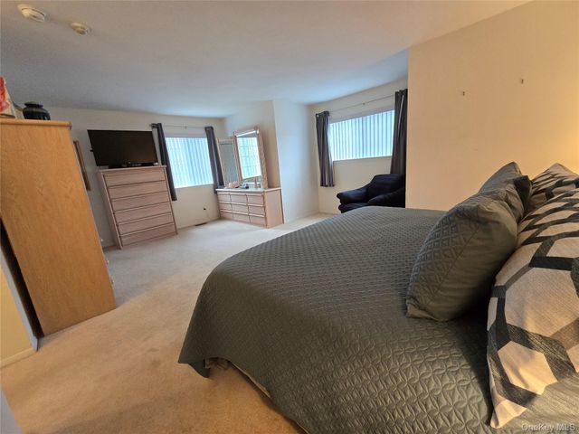 142 Farm House Court, Manorville, NY 11949