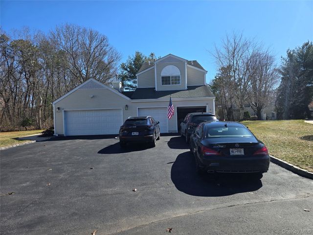 142 Farm House Court, Manorville, NY 11949
