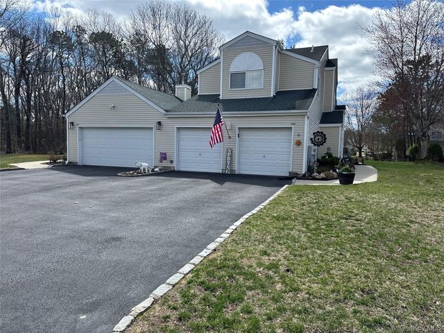 142 Farm House Court, Manorville, NY 11949