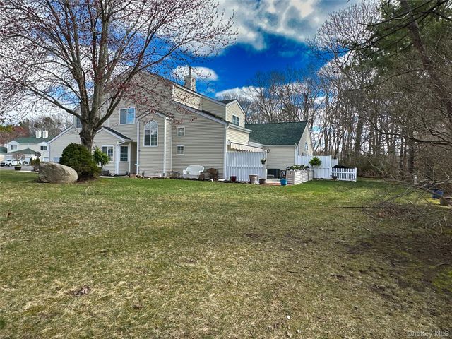 142 Farm House Court, Manorville, NY 11949