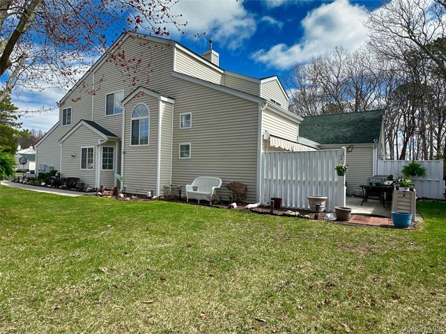 142 Farm House Court, Manorville, NY 11949