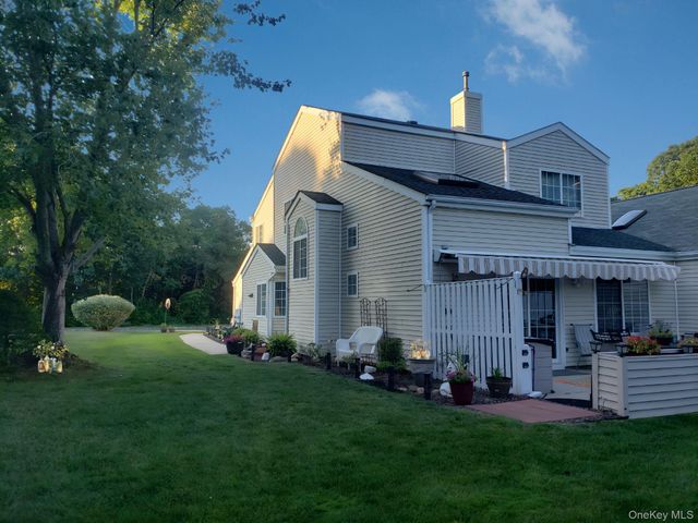 142 Farm House Court, Manorville, NY 11949