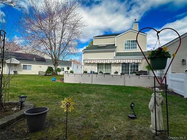 142 Farm House Court, Manorville, NY 11949