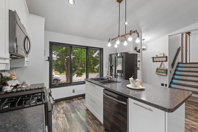 1215 RANGE VIEW CIR, Rapid City, SD 57701