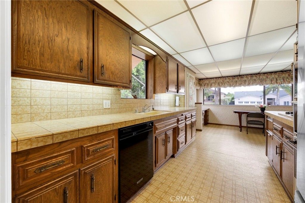 Image 17 of property listing at 633 Groton Drive, Burbank, CA 91504