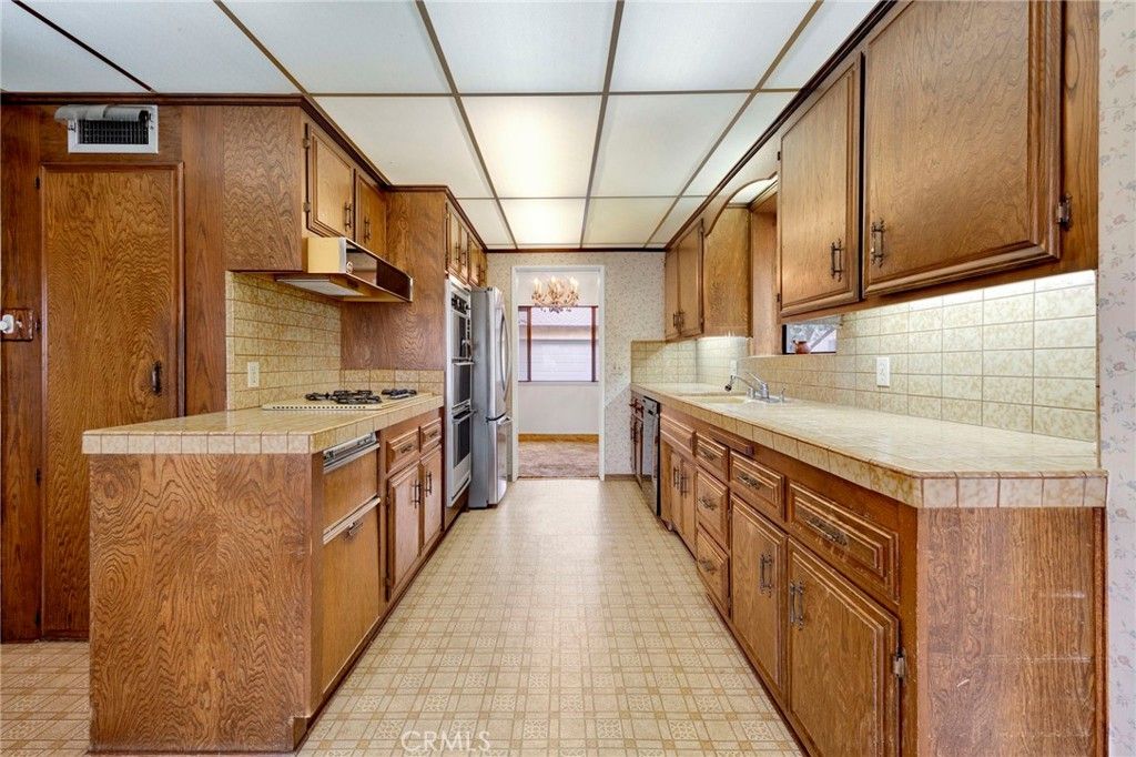 Image 18 of property listing at 633 Groton Drive, Burbank, CA 91504