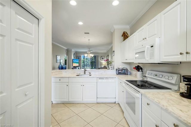 8253 Parkstone PL 206, Naples, FL 34120