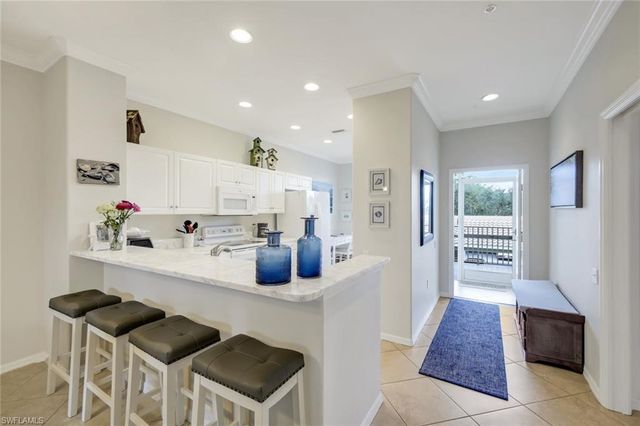 8253 Parkstone PL 206, Naples, FL 34120