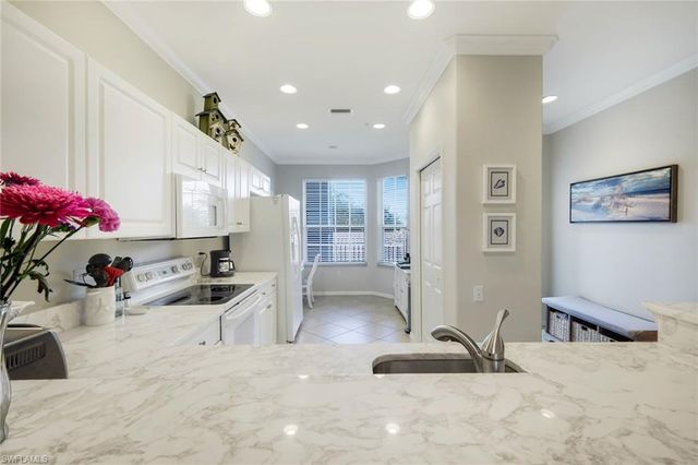 8253 Parkstone PL 206, Naples, FL 34120