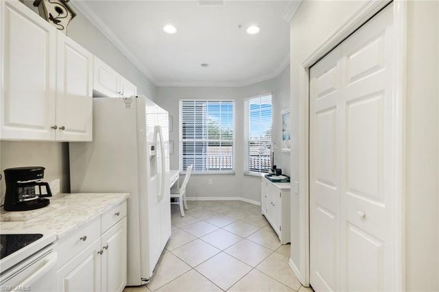 8253 Parkstone PL 206, Naples, FL 34120