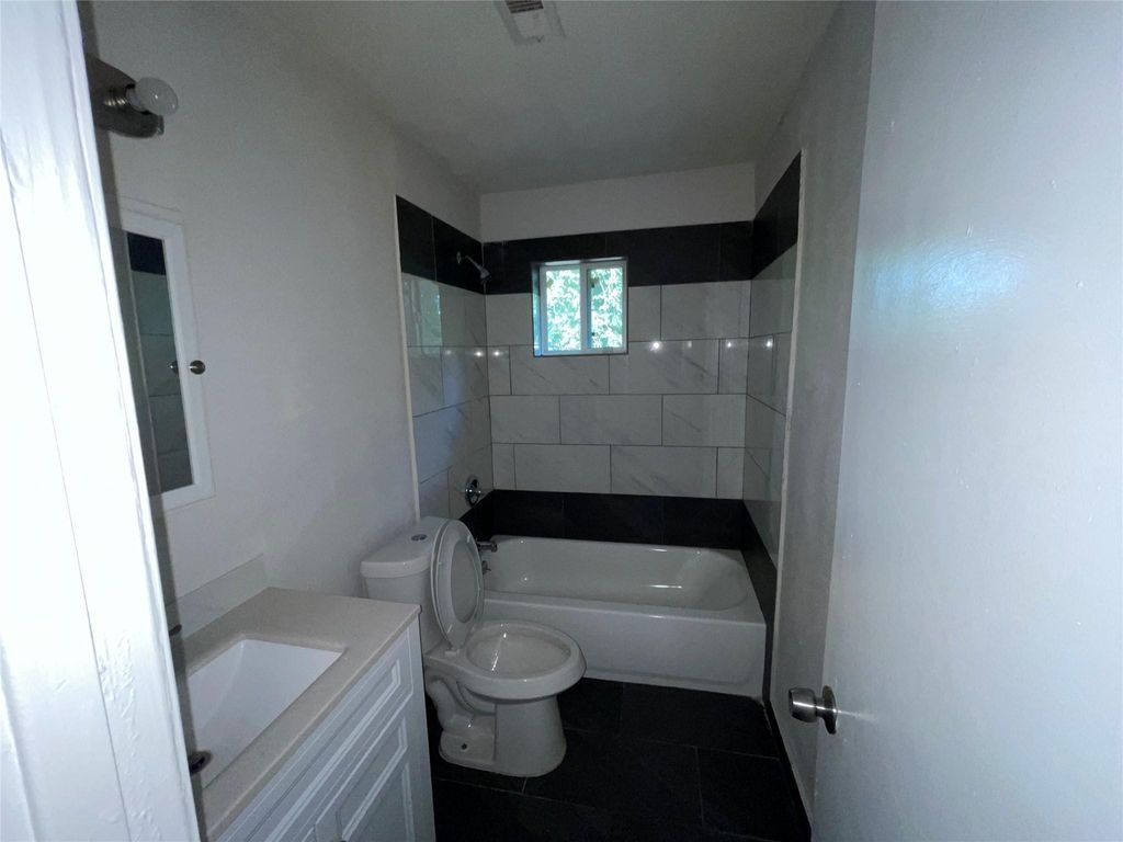 Image 10 of property listing at 7227 Saint Augustine Street, Houston, TX 77021