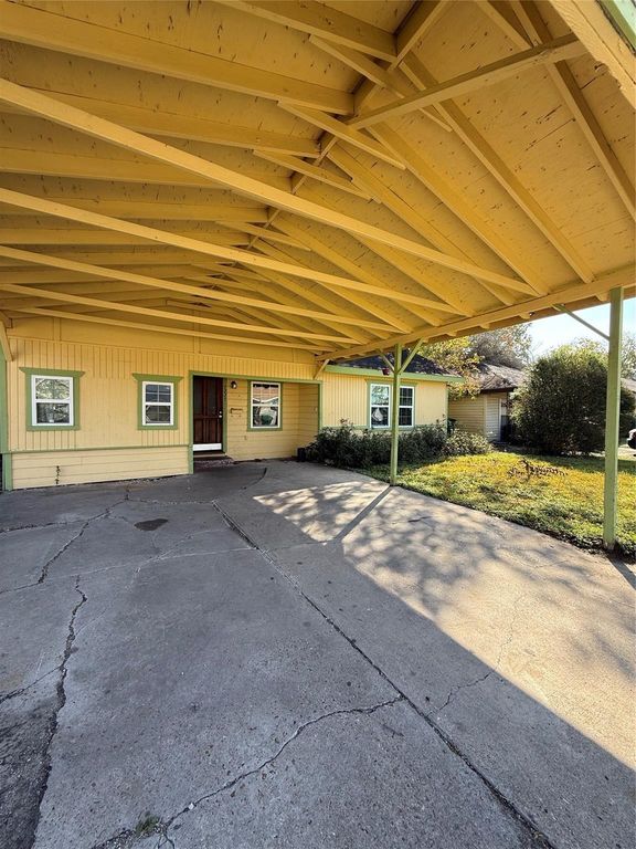 Image 2 of property listing at 7227 Saint Augustine Street, Houston, TX 77021