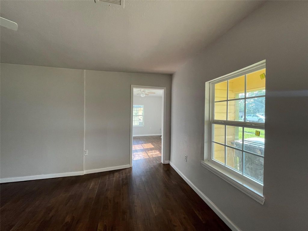 Image 5 of property listing at 7227 Saint Augustine Street, Houston, TX 77021