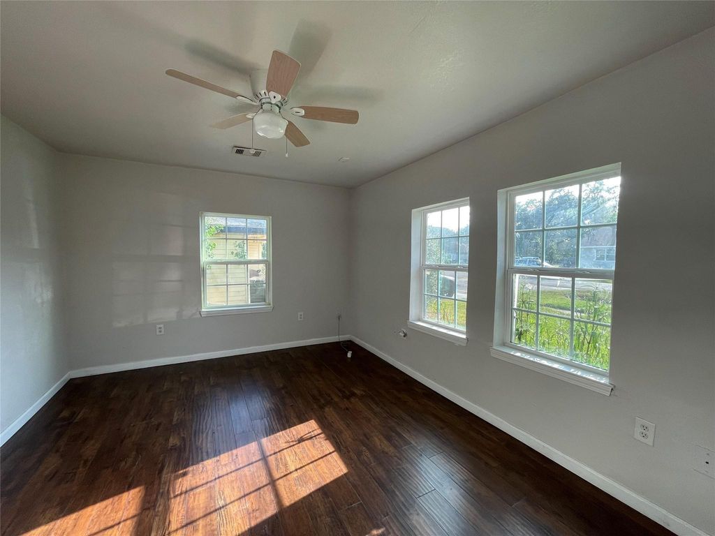 Image 6 of property listing at 7227 Saint Augustine Street, Houston, TX 77021