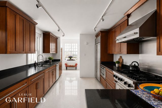 38 E 70TH Street, New York City, NY 10021