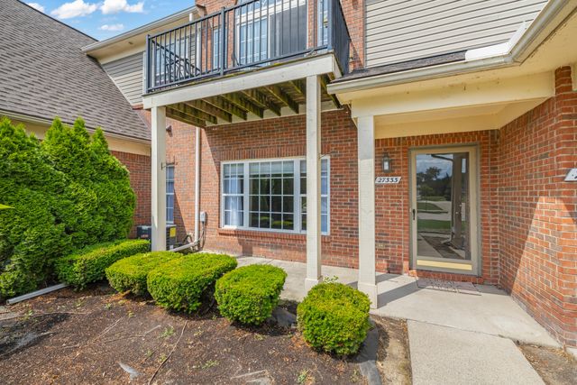 27333 Hidden Oaks Drive, Trenton, MI 48183