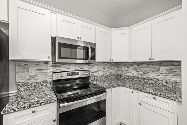 27333 Hidden Oaks Drive, Trenton, MI 48183