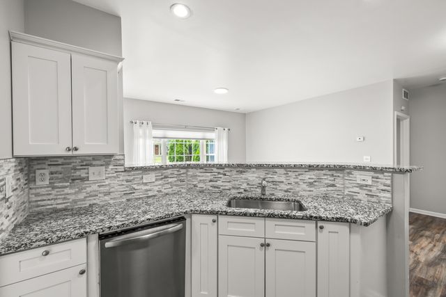27333 Hidden Oaks Drive, Trenton, MI 48183