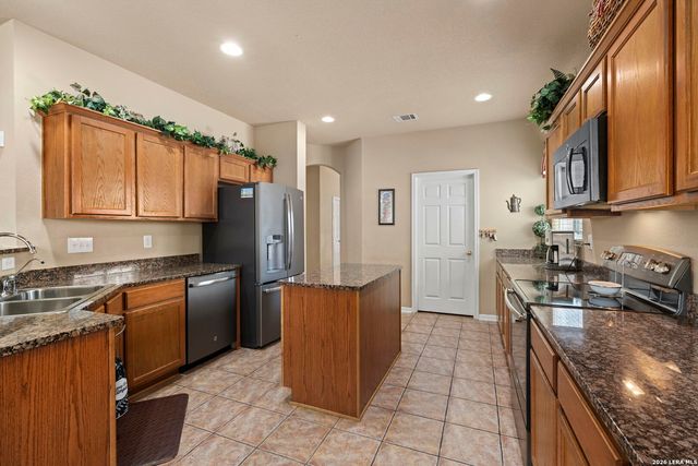 3318 DOVETREE LN, San Antonio, TX 78251