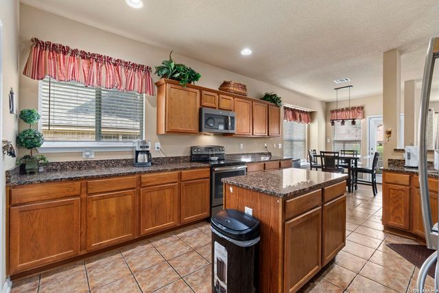 3318 DOVETREE LN, San Antonio, TX 78251