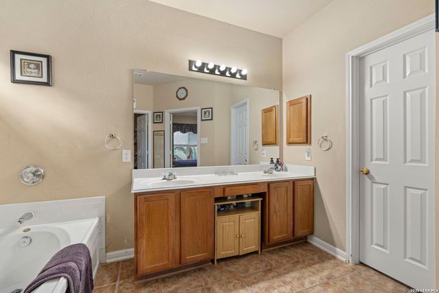 3318 DOVETREE LN, San Antonio, TX 78251