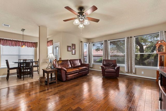 3318 DOVETREE LN, San Antonio, TX 78251
