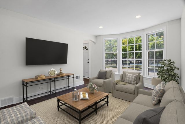 3011 N Oak Park Avenue, Chicago, IL 60634