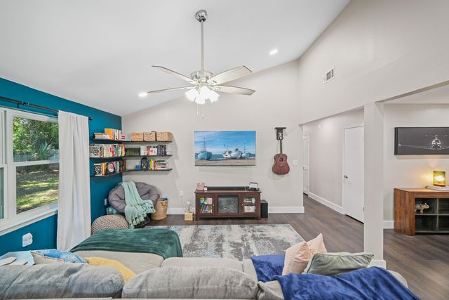 39 9th Street, Shalimar, FL 32579