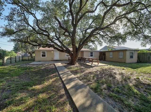 108 Sweet Bay St, Rockport, TX 78382