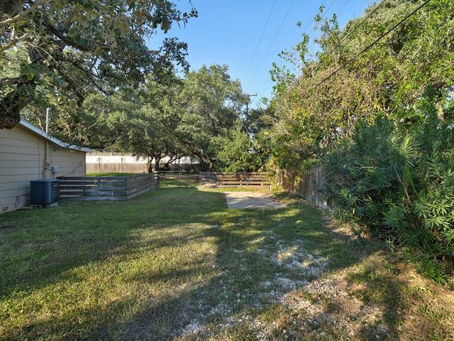 108 Sweet Bay St, Rockport, TX 78382