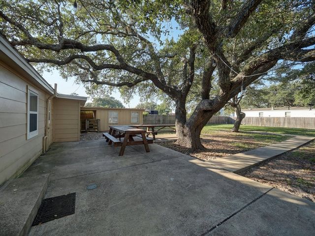 108 Sweet Bay St, Rockport, TX 78382
