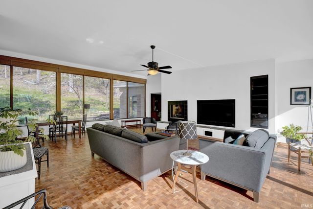 9806 Raintree Dr N, Columbus, IN 47201