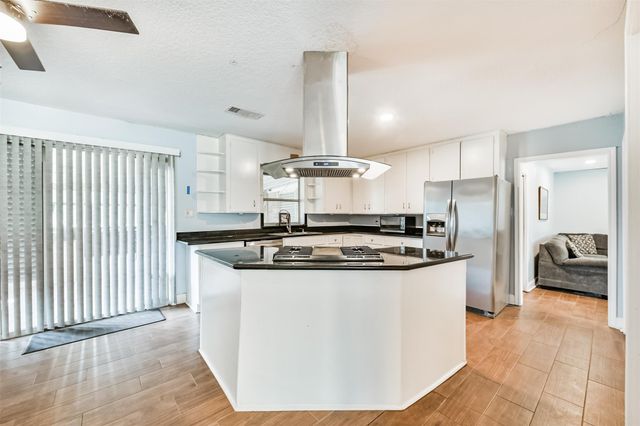 9101 Lazy Lane, Hitchcock, TX 77563
