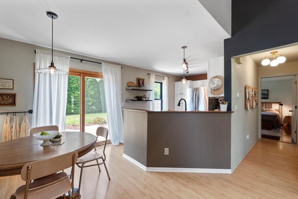 8619 S Stone Creek DRIVE, Oak Creek, WI 53154