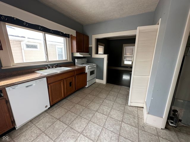 69 N 16th Avenue, Beech Grove, IN 46107