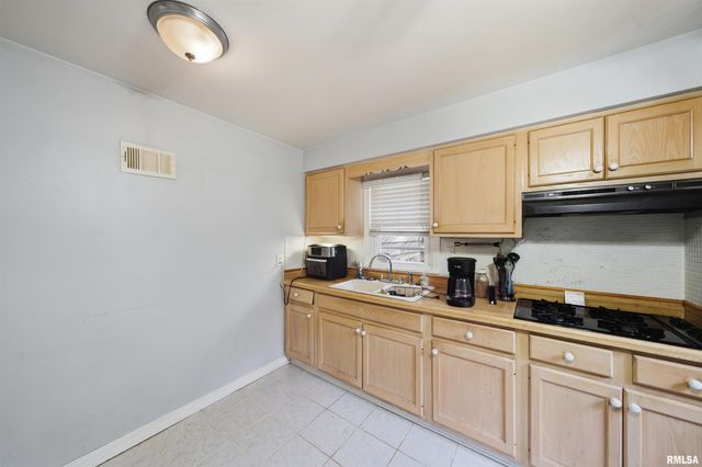 812 N FERNWOOD Circle, Peoria, IL 61604