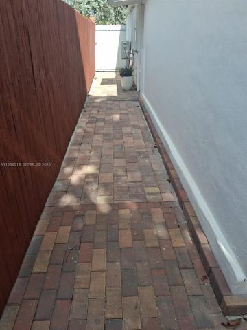 3052 SW 6th St B, Miami, FL 33135