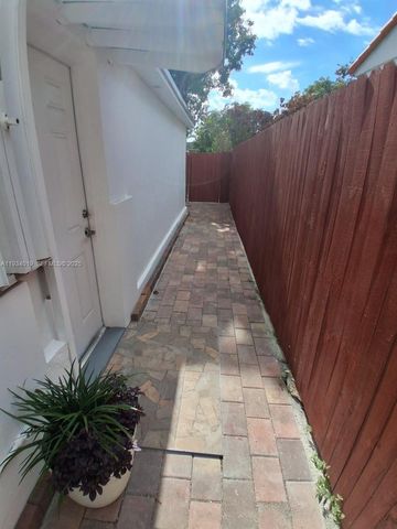 3052 SW 6th St B, Miami, FL 33135