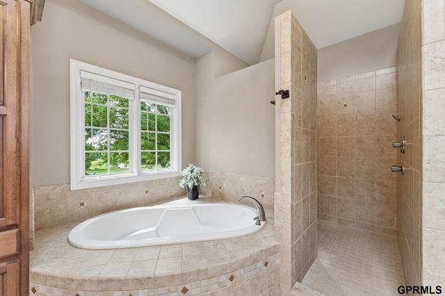 18540 Shadow Ridge Drive, Omaha, NE 68130